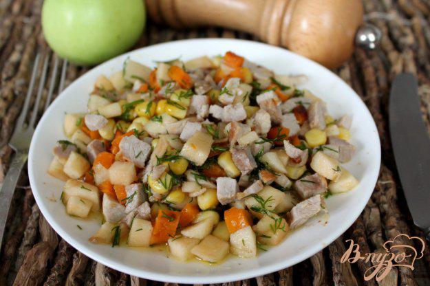 фото рецепта: Мясной салат с яблоком и кукурузой
