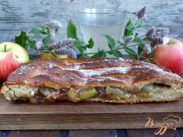 фото рецепта: Дрожжевой пирог с ревенем и яблоками