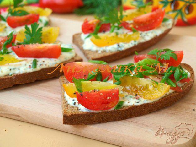 фото рецепта: Тосты из ржаного хлеба с помидорами