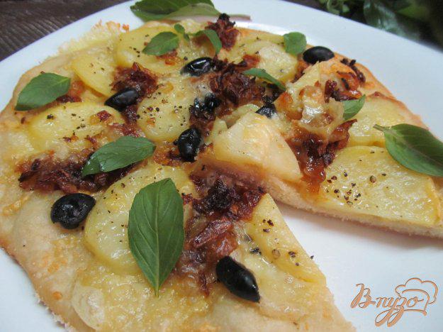 фото рецепта: Пицца с картошкой моцареллой и базиликом
