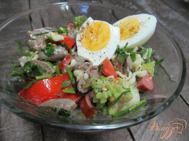 фото рецепта: Салат из куриных сердечек и капусты романеско