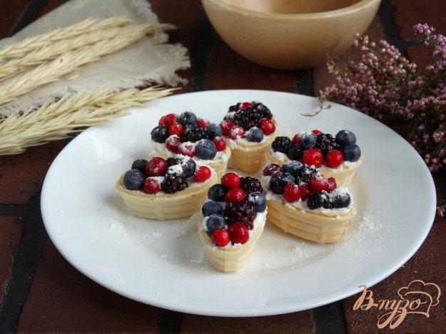 фото рецепта: Корзинки со сливочным сыром и ягодами
