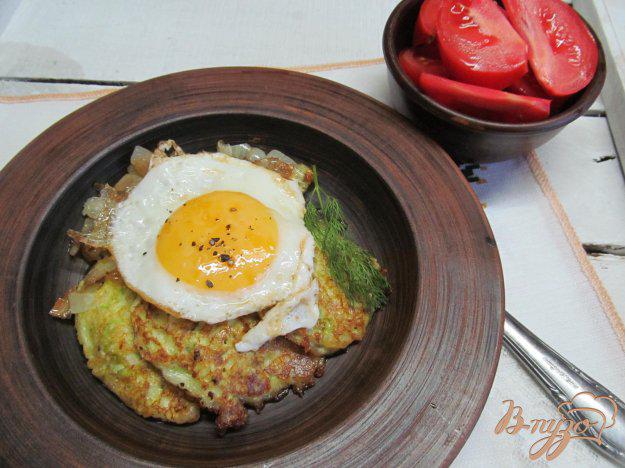 фото рецепта: Оладушки из кабачка с яйцами и карамелизированным луком