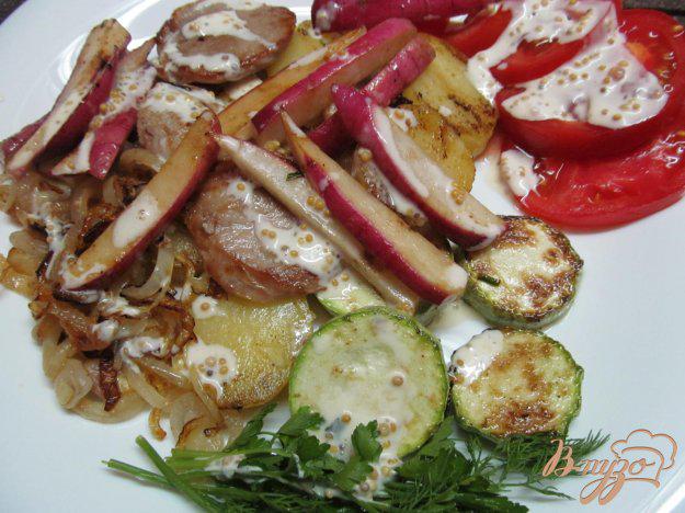 фото рецепта: Свинина с овощами под сметанным соусом