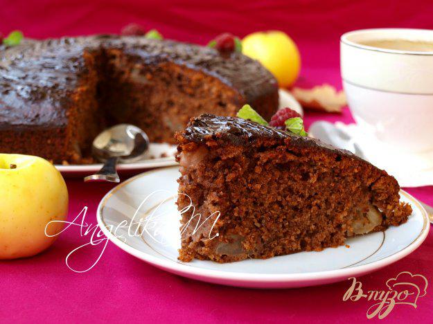 фото рецепта: Шоколадно-яблочный пирог с ореховой крошкой и шоколадной глазурью