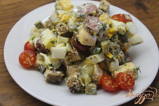 фото рецепта: Салат с охотничьими колбасками и ржаными сухариками