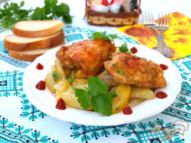 фото рецепта: Запечённые куриные бёдра с картошкой