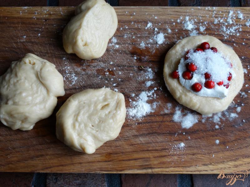 Пирожки с брусникой из дрожжевого