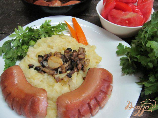 фото рецепта: Картофель с грибами и сарделькой