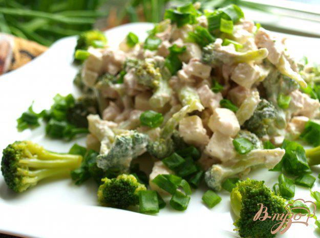 фото рецепта: Салат с брокколи, курицей и брынзой