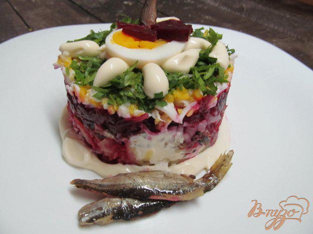 фото рецепта: Салат со шпротами и маринованной свеклой