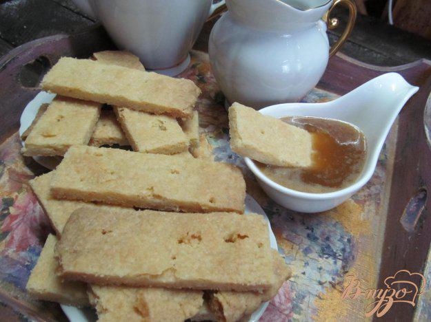 фото рецепта: Песочное печенье с карамельным соусом