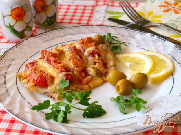 фото рецепта: Тилапия из духовки с помидорами и сыром