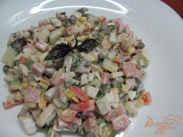 фото рецепта: Салат с огурцом кукурузой перцем и салями