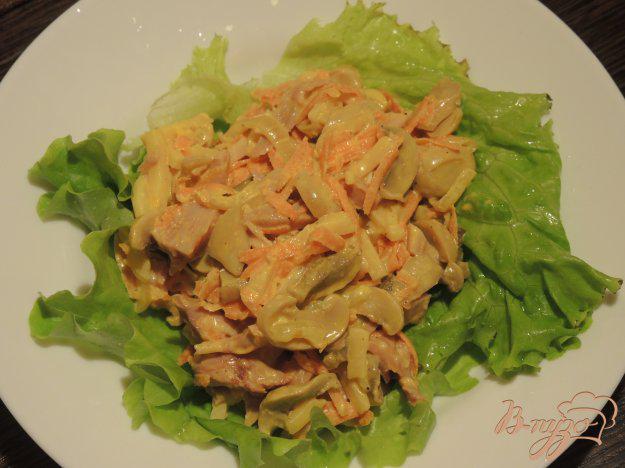 фото рецепта: Салат с копчёной курицей и грибами