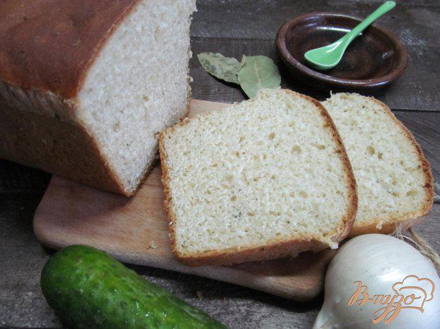 фото рецепта: Белый хлеб на сыворотке и огуречном соусе