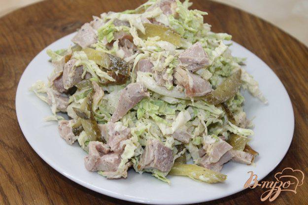 фото рецепта: Салат с капустой и копченой курицей