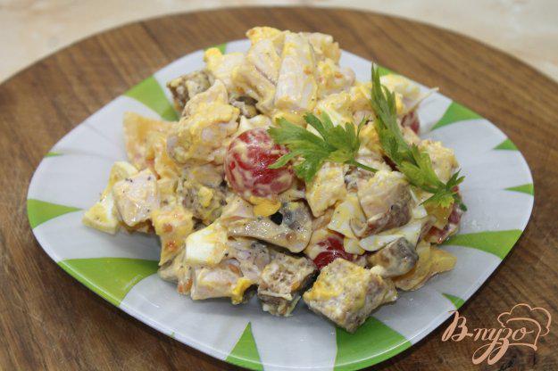 фото рецепта: Салат с копченым куриным филе и жаренными шампиньонами