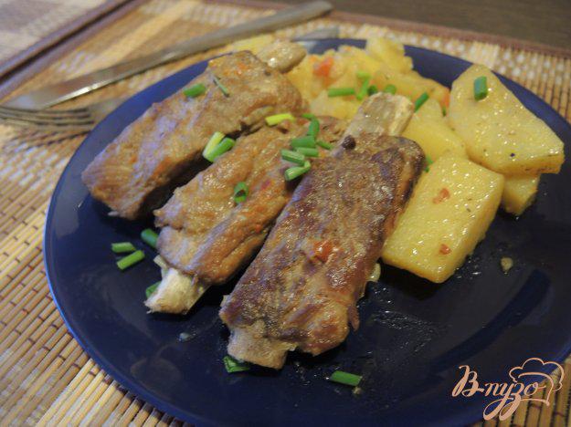 фото рецепта: Свиные рёбрышки с картофелем в мультиварке