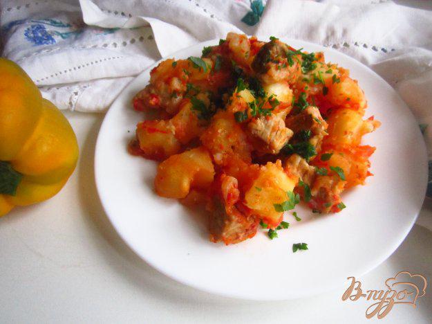 фото рецепта: Картофель с мясом тушенный в соусе из перца и помидор