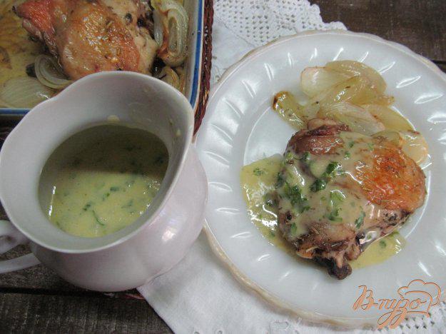 фото рецепта: Запеченные куриные бедра с соусом айоли