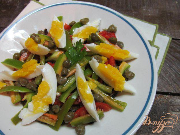 фото рецепта: Салат из жаренных баклажанов помидор и яйца