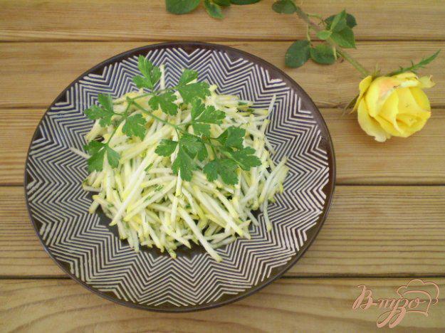 фото рецепта: Салат из сырых кабачков с чесноком и укропом