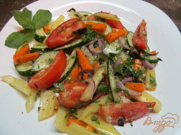 фото рецепта: Овощной салат под вустерским соусом с мятой и базиликом