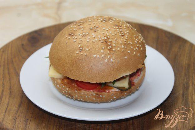 фото рецепта: Гамбургер с куриной котлетой и овощами