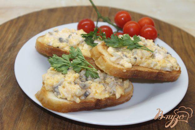 фото рецепта: Горячие бутерброды с сырной массой и грибами