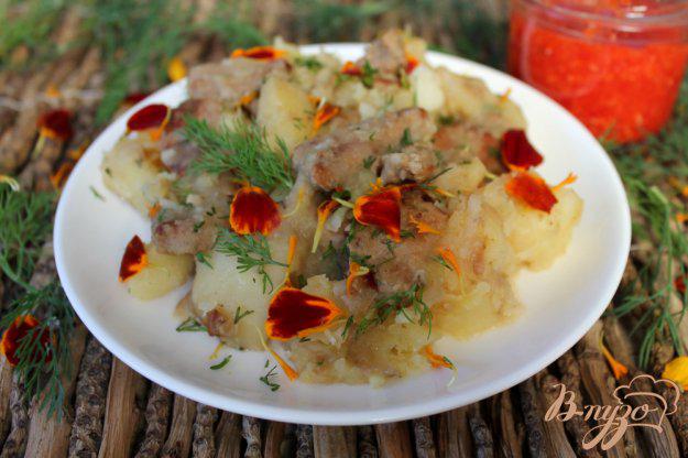 фото рецепта: Картофель тушеный с телятиной, перцем и лепестками чернобрывцев