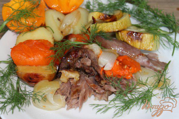 фото рецепта: Мясо ягненка запеченое с желтыми помидорами, кабачком и картофелем