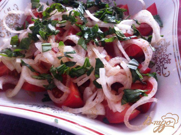 фото рецепта: Салат из помидор и маринованного лука
