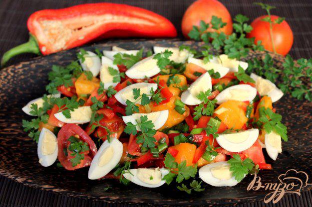 фото рецепта: Салат из помидор и перепелиных яиц
