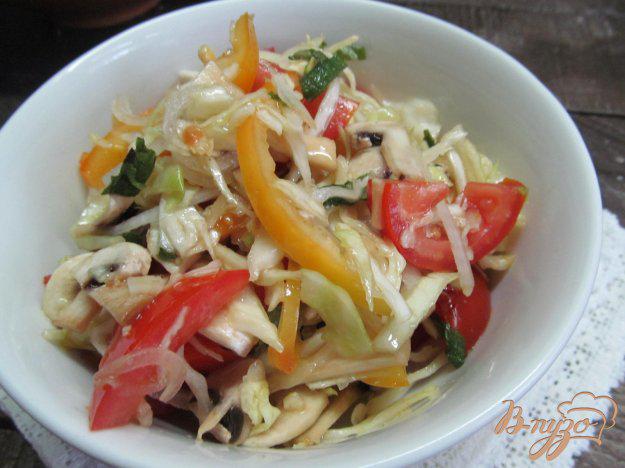 фото рецепта: Салат из капусты с шампиньонами