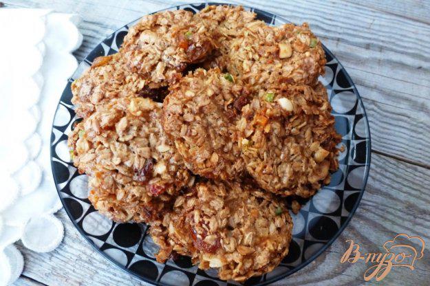 фото рецепта: Овсяное печенье с орехами,изюмом и цукатами