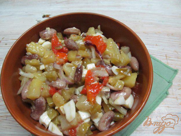 фото рецепта: Салат из фасоли с соленым огурцом и запеченными овощами