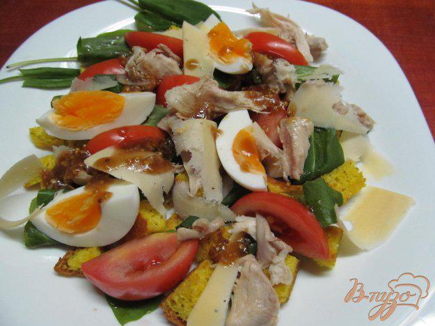 фото рецепта: Салат с сухариками курицей и помидором