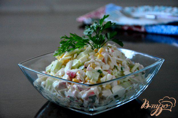 фото рецепта: Салат с капустой, огурцом и кукурузой