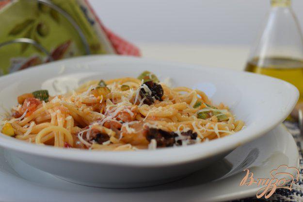 фото рецепта: Спагетти с вялеными помидорами и кабачками