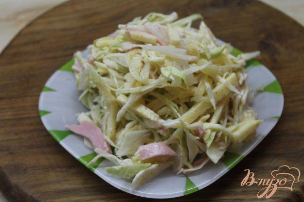 фото рецепта: Салат с капусты и яблок с колбасой