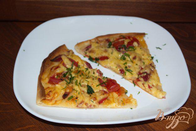 фото рецепта: Пицца с ветчиной и помидорами (без томатного соуса)
