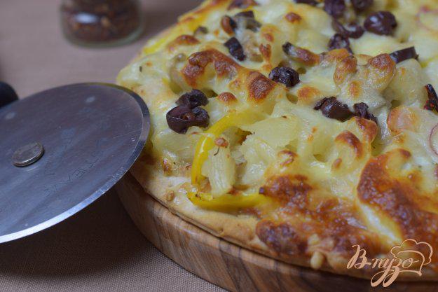 фото рецепта: Пицца с курицей, грибами и ананасом