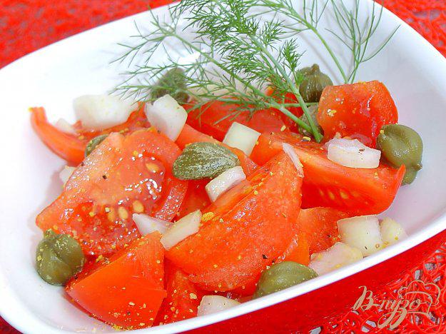 фото рецепта: Салат с помидорами, луком и каперсами