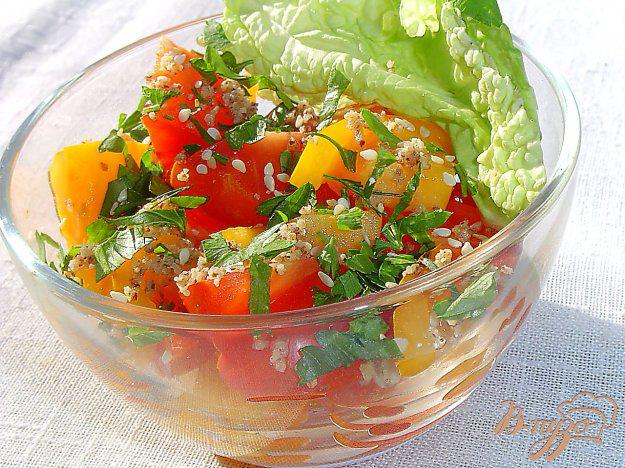 фото рецепта: Салат из помидоров с орехами и кунжутом