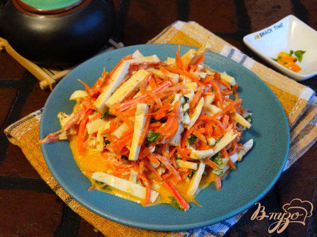 фото рецепта: Салат с корейской морковкой и крабовыми палочками