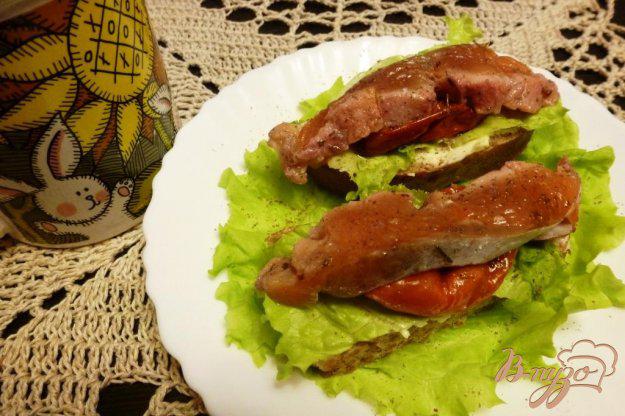 фото рецепта: Бутерброды с соленой кетой и вялеными томатами