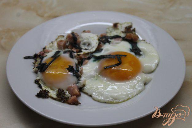 фото рецепта: Яичница глазунья с соусом песто базиликом и ветчиной