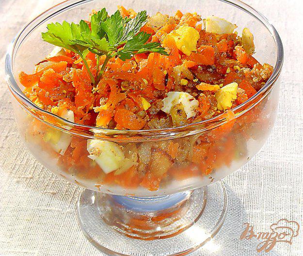 фото рецепта: Морковный салат с яйцами,луком и орехами