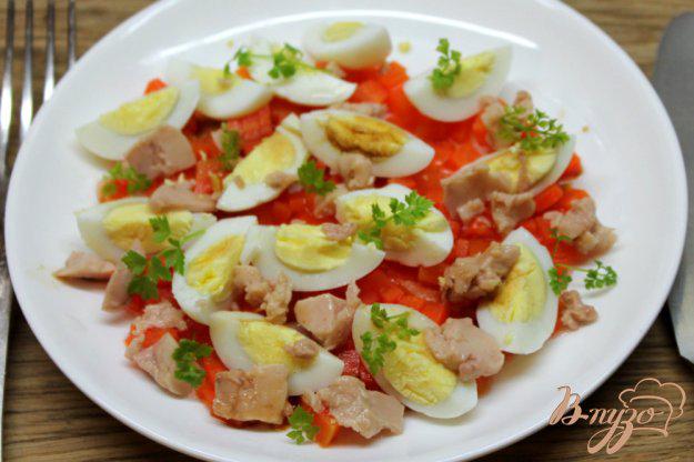 фото рецепта: Салат из моркови, печени трески и перепелиных яиц